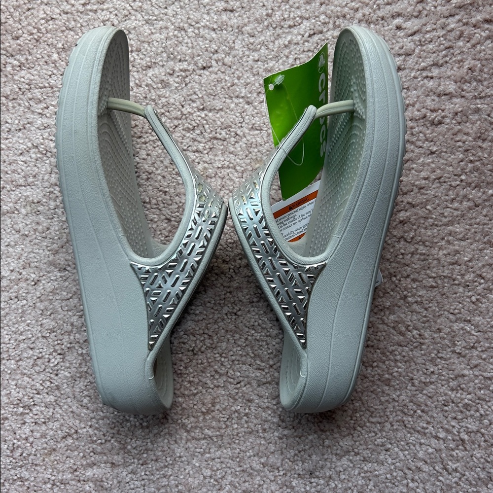 NWT. Crocs Women's Silver Comfort Thong Sandals - Size 8 - Picture 4 of 5